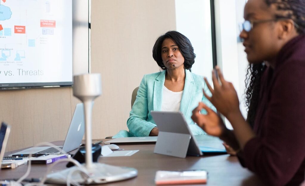 Asesora inmobiliario en reunión con cliente dando acompañamiento legal inmobiliario en Puebla