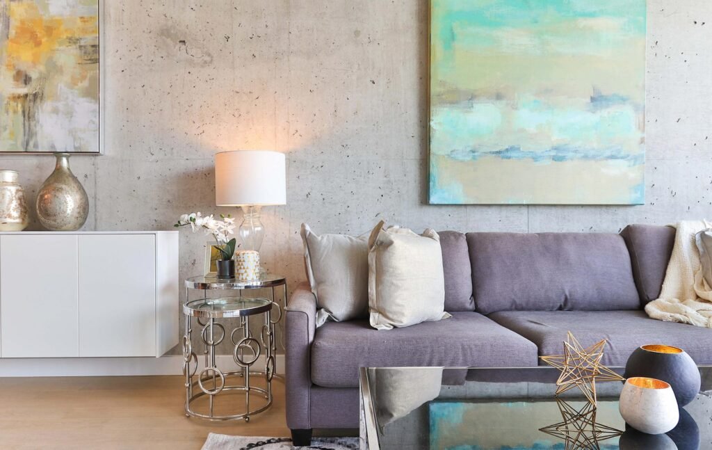 Sala moderna con sillon gris