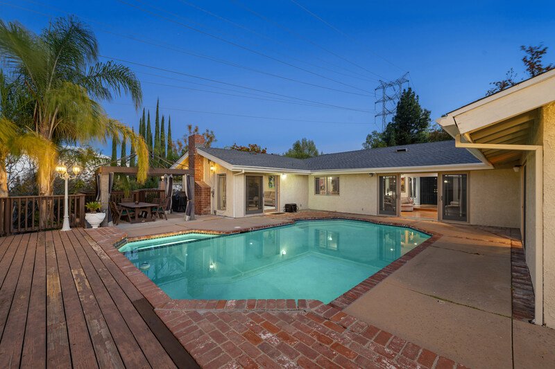 Casas en venta en Puebla con alberca y jardin anocheciendo