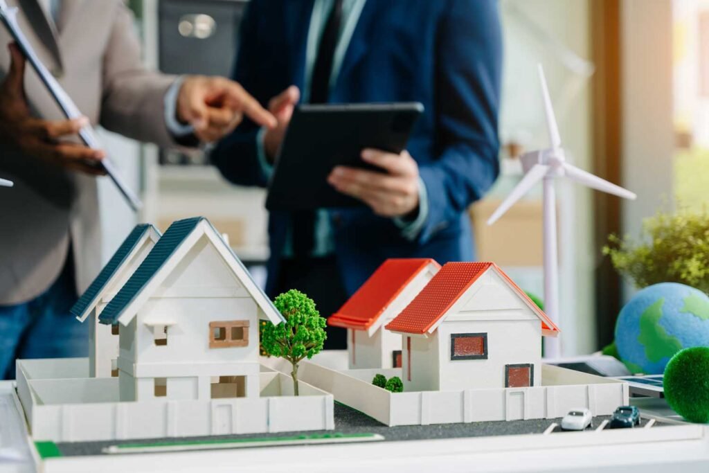 Foto equipo de  bienes raices planeando un venta